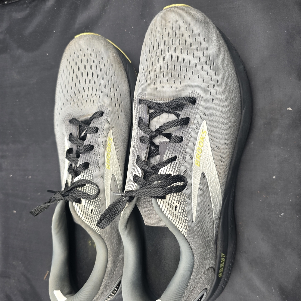 Brooks Gray‎ and Black Athletic Shoes with Breathable Mesh